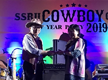 คณบดีวิทยาลัยสถาปัตยกรรมศาสตร์มอบรางวัลแก่ผู้โชคดี
SSRU Cowboy Canival New Year Party 2019