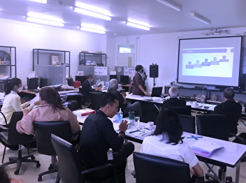 Former president of the Council of
Architects and former president of the
Association of Thai Community Architects
is a member of the Thesis Examination
Committee