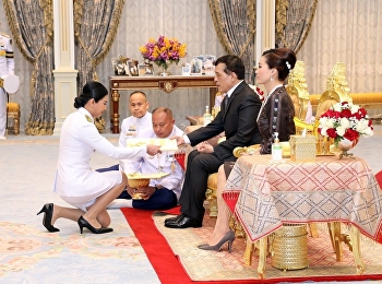พระบาทสมเด็จพระเจ้าอยู่หัว
ทรงพระกรุณาโปรดเกล้าโปรดกระหม่อม
ให้อธิการบดีมหาวิทยาลัยราชภัฏสวนสุนันทา
เฝ้าทูลละอองธุลีพระบาท
รับพระราชทานโฉนดที่ดิน