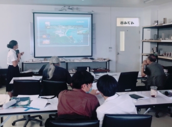 Former president of the Council of
Architects and former president of the
Association of Thai Community Architects
is a member of the Thesis Examination
Committee