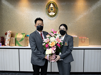 ประธานสภาคณาจารย์และข้าราชการ
แสดงความยินดีกับ อาจารย์สวลักษณ์
เชื้อสุวรรณ์