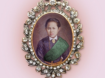 Open for ordering brooches and lockets.
