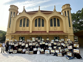 Performing watercolor work at Nongkran
Samson Throne Hall.