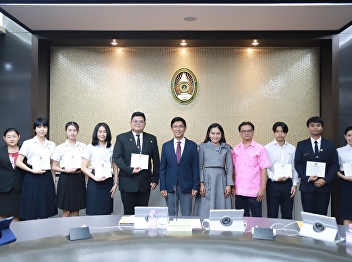 Receive a certificate of honor with
Associate Professor Dr. Riedet
Kerdwichai, President of Suan Sunandha
Rajabhat University