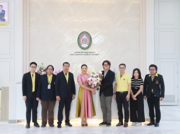 Presenting a bouquet of flowers to
congratulate the President