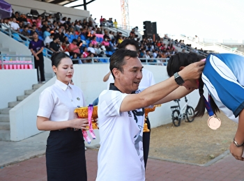 อาจารย์ ดร.สุริยันต์ จันทร์สว่าง
คณบดีวิทยาลัยสถาปัตยกรรมศาสตร์
มอบเหรียญรางวัลและเกียรติบัตรให้กับนักกีฬา
ในการแข่งขันกีฬามหาวิทยาลัย SSRU Sport
Games