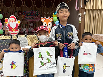 วิทยาลัยสถาปัตยกรรมศาสตร์
ส่งเสริมการเรียนรู้นอกห้องเรียน
ผ่านกิจกรรมตกแต่งถุงผ้าสำหรับเด็กและเยาวชน