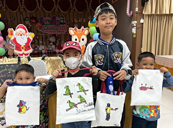 The Faculty of Architecture promotes
learning outside the classroom through
fabric bag decoration activities for
children and youth.